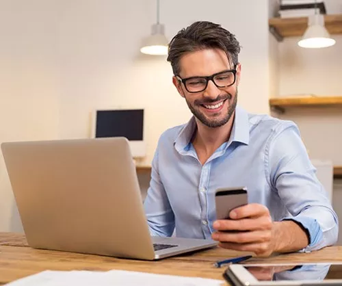 A client managing business on the go with Servcorp’s Virtual Office services at Dubai, Emirates Towers